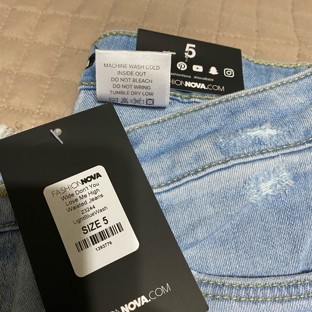 Wide Leg Mom Jeans - Picture 3 of 4
